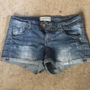 Jean shorts with front and back pockets.